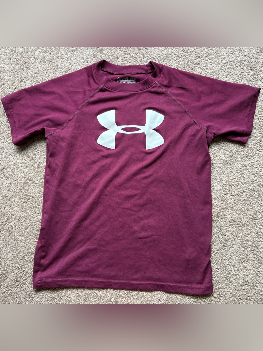 Under Armour Kids Short Sleeve Tee in Maroon with White Logo